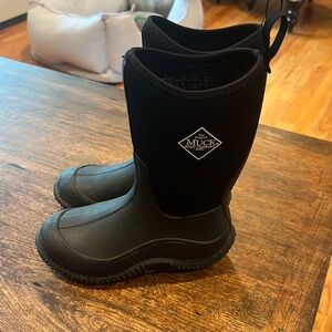 Kids size 2 muck boots used excellent condition